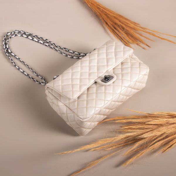 Bolsa Transversal Feminina Matelassê em Couro Alça de corrente– Off white