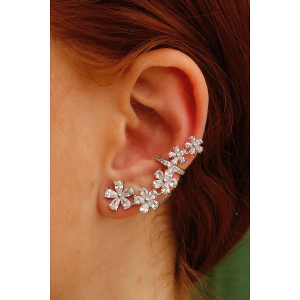 Brinco Ear Cuff Flowers Cravejado com Zircônias em Banho de Ródio Branco.