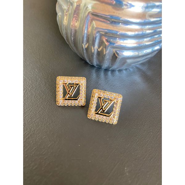 Brinco Quadrado Inspiração Louis Vuitton com Zircônias Cristal em Banho de Ouro18K.