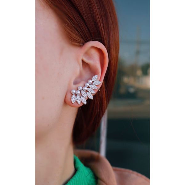 Brinco Luxo Earcuff Pérola Cravejado com Zircônias em Banho de Ródio Branco. 