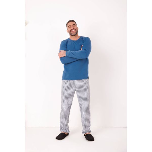 Pijama em Moletinho com Blusa Lisa e Calça Estampada