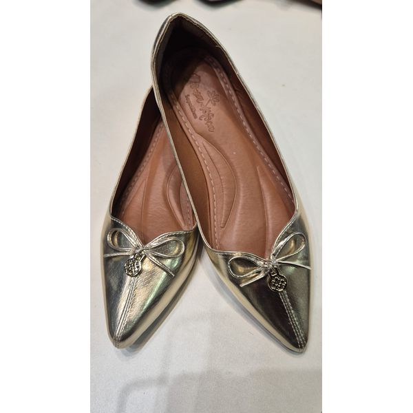 Sapatilha Dourada de laço e medalha 