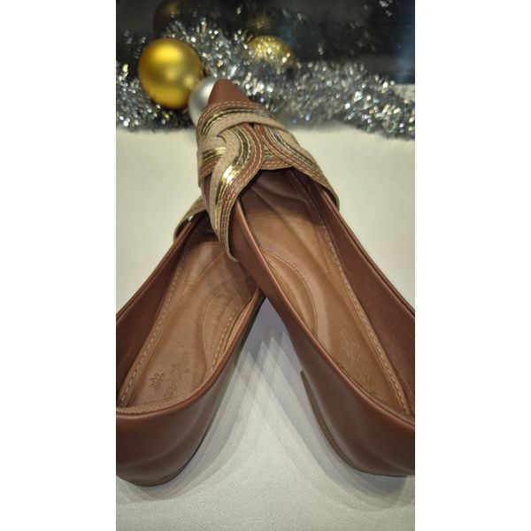 Sapatilha Marrom com entrelaçado dourado