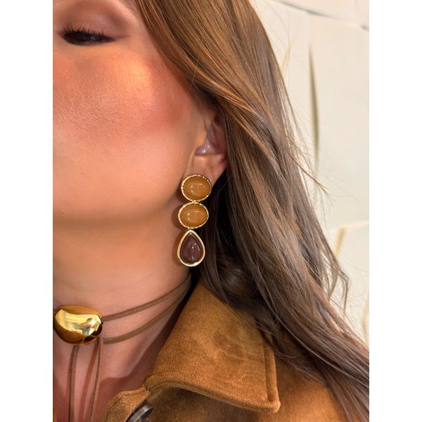 BRINCO BOHO PENDENTE RESINADO MARROM BANHADO A OURO 
