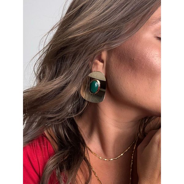 BRINCO BOHO CHAPA RESINADA VERDE BANHADO A OURO 