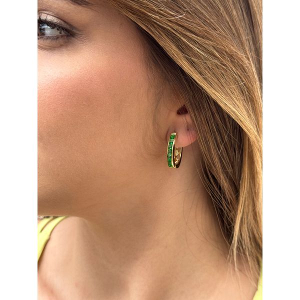 BRINCO ARGOLA OVAL ESMERALDA BANHADO A OURO 