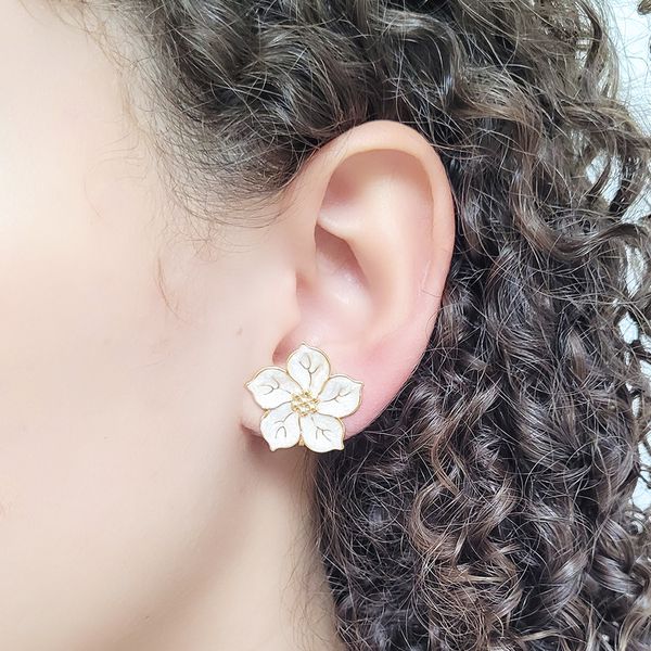 BRINCO FLOR ESMALTADA PÉROLA PRESSÃO 