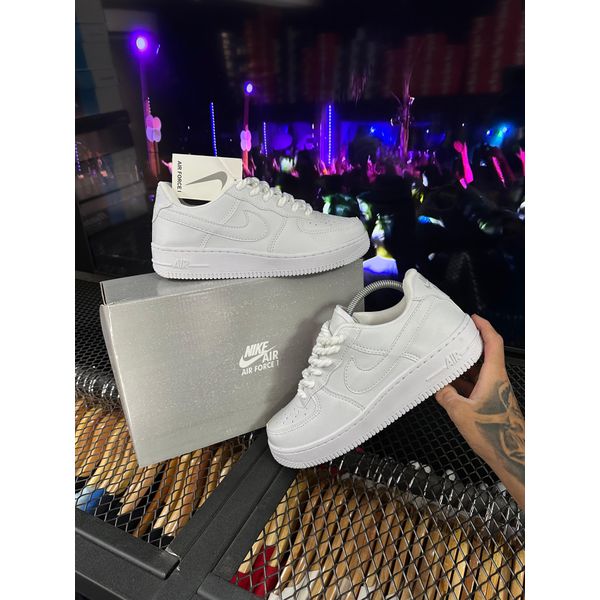 TENIS NK AIR FORCE - BRANCO CADARÇOS CORDA