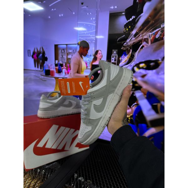 TENIS NIKE DUNK LOW - BRANCO/ CINZA