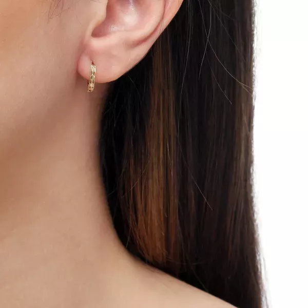 Brinco De Ouro 18k Meia argola trabalhada vazada