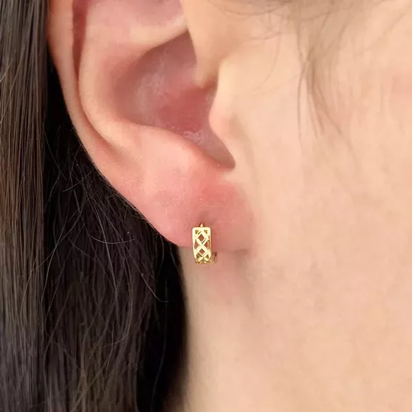 Brinco Infantil De Ouro 18k Meia Argola Trabalhada Vazada