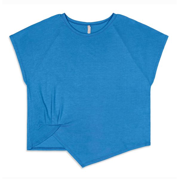 Blusa Feminina Manga Curta com Barra Assimétrica - Cereja Rosa Azul