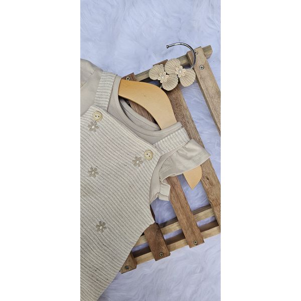 Conj. Blusa Lisa e Jardineira de Florzinhas - Areia