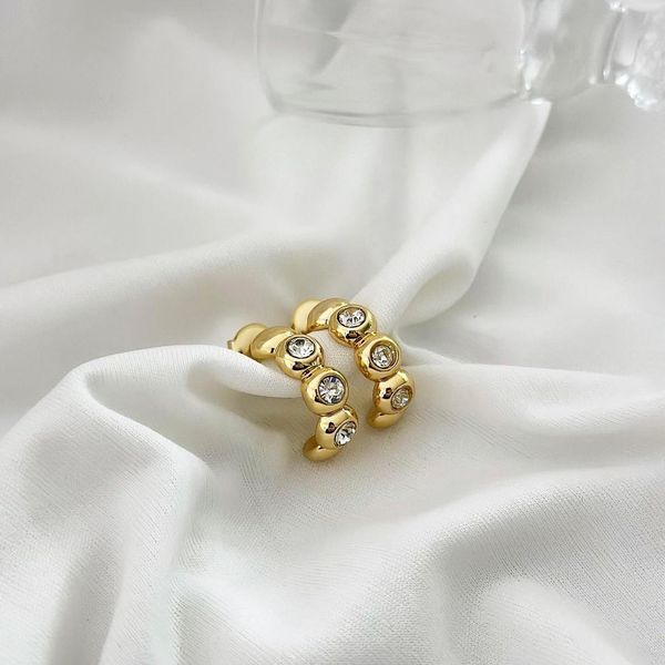 Brinco argola strass