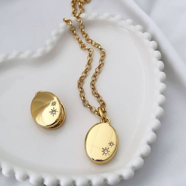 Colar relicário oval strass