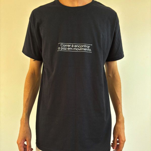 Camiseta Masculina Básica Correr é Encontrar a Paz em Movimento
