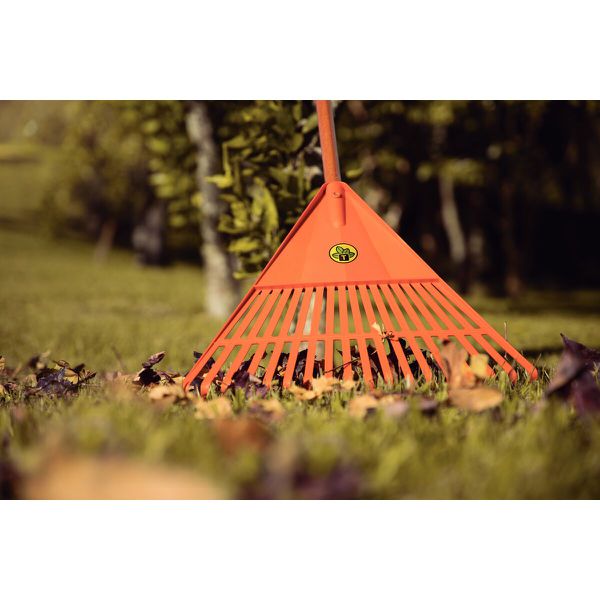 VASSOURA DE JARDIM LARANJA COM CABO 120CM