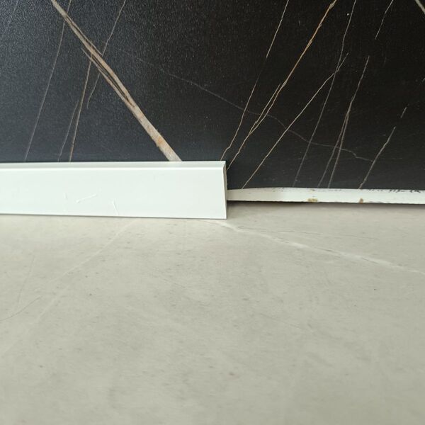 RODAPÉ LISO SLIM POLIESTIRENO KIT COM 2 PEÇAS