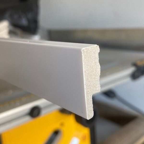 RODAPÉ LISO SLIM POLIESTIRENO KIT COM 2 PEÇAS