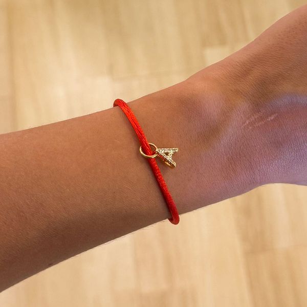 Pulseira Abraço Vermelha + Inicial - banho ouro 18... - FOLIATE