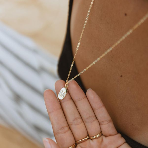 Colar Letter- banho ouro 18k - FOLIATE