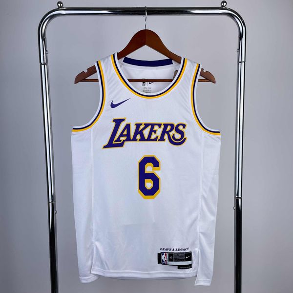 NBA Los Angeles 2022/23 Lakers LeBron James #6 Silk - Branca - Swingman Jersey (detalhe na etiqueta)
