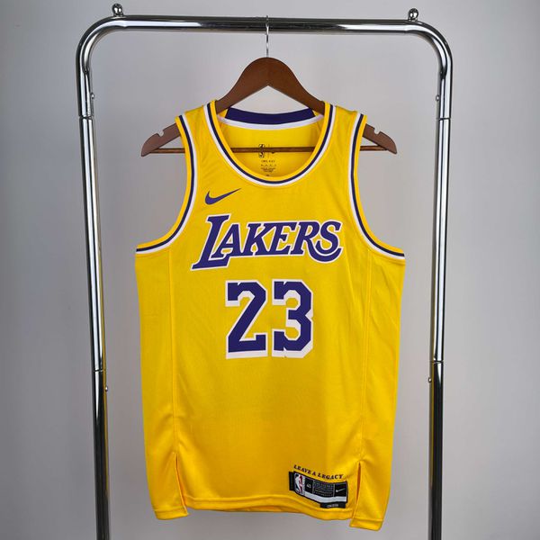 NBA Los Angeles Lakers 2022/23 LeBron James #23 Silk - Amarelo - Swingman Jersey (detalhe na etiqueta)