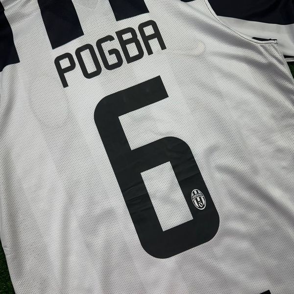 Camisa Retrô Juventus Home I 14/15 - Listrada Preta/Branca - Pogba #6 - Torcedor Masculina