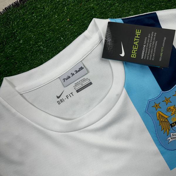 Camisa Retrô Manchester City Third III 13/14 - Branca - Kun Agüero #16 - Masculina