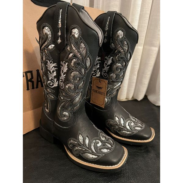 BOTA TEXANA FEMININA BORDADA A LASER FB88 COURO PRETO COM BRILHOS PRATA 