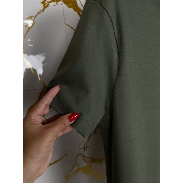 Camiseta básica confeccionada em algodão Pima, fibra nobre conhecida pela maciez, durabilidade e toque suave.