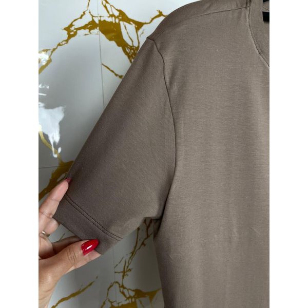 Camiseta básica confeccionada em algodão Pima, fibra nobre conhecida pela maciez, durabilidade e toque suave.