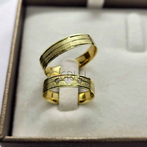 Par de Alianças Trabalhada Coração Vazado 4 mm em Ouro 18K