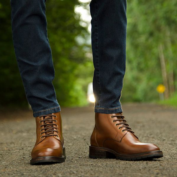 Calça jeans best sale com coturno masculino