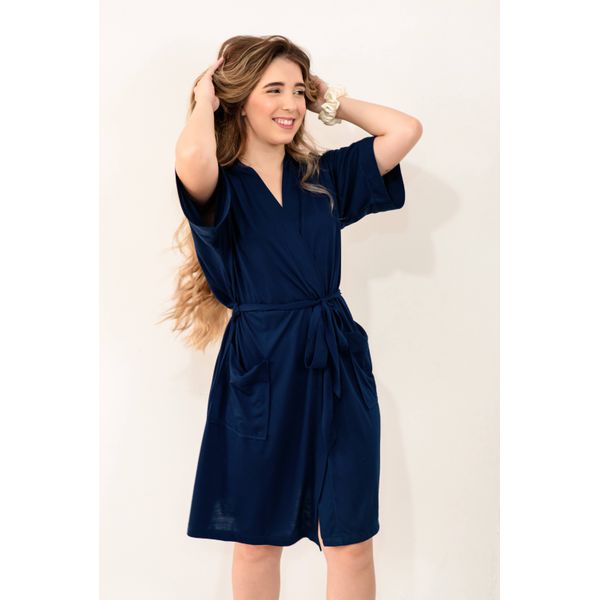 Robe transpassado em tecido de PV (65% poliéster e 35% viscose) com dois bolsos funcionais. Na cor azul marinho.