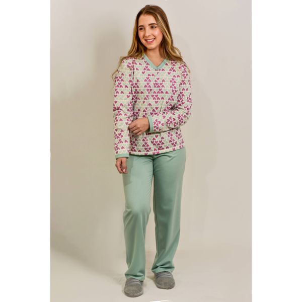 Pijama feminino de inverno, fechado (sem botões), manga e calça comprida. Em tecido flanelado, calça (65% poliéster e 35% viscose) e blusa (75% poliéster e 25% viscose). Na cor verde clara com estampa de corações.
