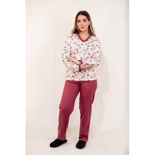 Pijama feminino de inverno, fechado (sem botões), manga e calça comprida. Em tecido flanelado (65% poliéster e 35% viscose). Na cor vinho mescla com estampa de borboletas.