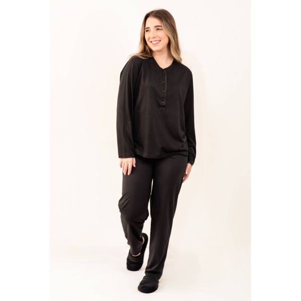 Pijama feminino de inverno, calça e manga comprida, meio aberto (com botões). Em tecido PV (67% poliiéster e 33% viscose). Na cor azul. 