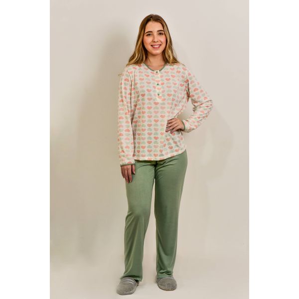 Pijama de inverno, semiaberto (com botões), manga e calça comprida. Em tecido de PV (66% poliéster e 35% viscose). Estampado de coração nas cores salmão e verde.