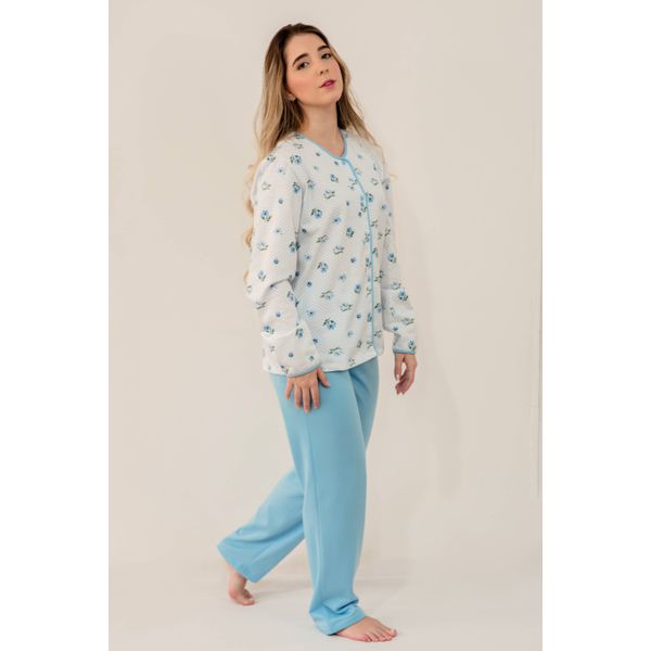 Pijama feminino de inverno, aberto (com botões), manga e calça comprida. Em tecido flanelado (95% poliéster e 35% viscose). Na cor azul.