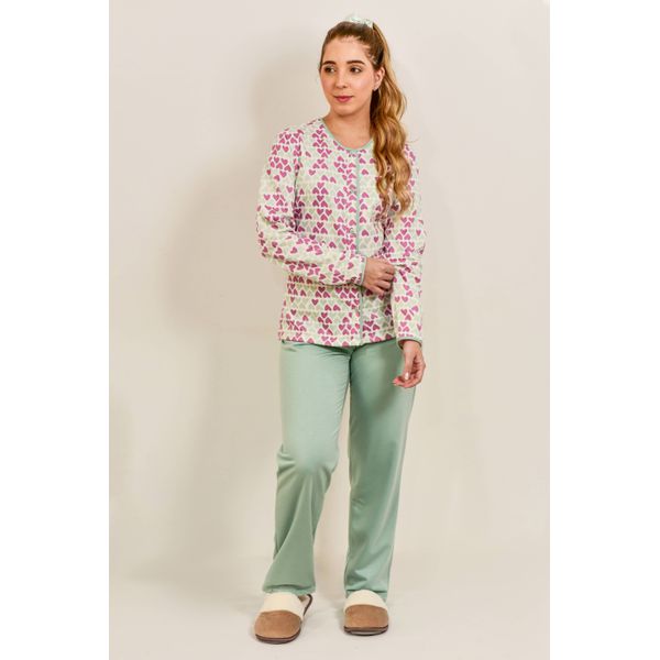 Pijama feminino de inverno, aberto (com botões), manga e calça comprida. Em tecido flanelado, calça (65% poliéster e 35% viscose) e blusa (75% poliéster e 25% viscose). Na cor verde água com estampa de corações rosa escuro.