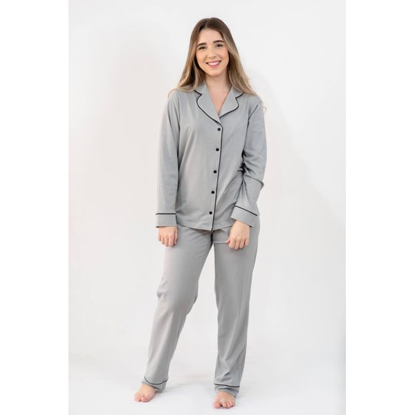 Pijama americano longo, com viés de cetim na cor preta, aberto (com botões), com gola. Tecido 97% algodão e 3% elastano. Na cor cinza.