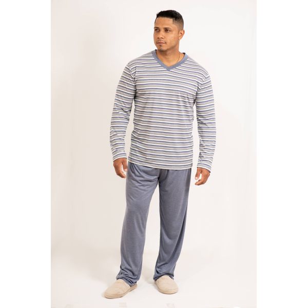 Pijama masculino longo de inverno, fechado (sem botões), em gola V. Em tecido de PV (65% Poliéster e 35% Viscose). Na cor cinza mescla com azul mescla. 