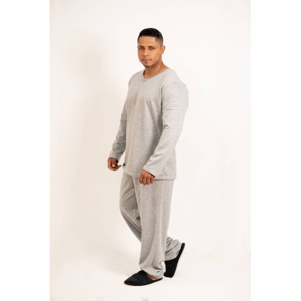 Pijama masculino longo de inverno, flanelado, fechado, com gola V. Em tecido flanelado (65% Poliéster e 35% Viscose). Na cor cinza mescla. 