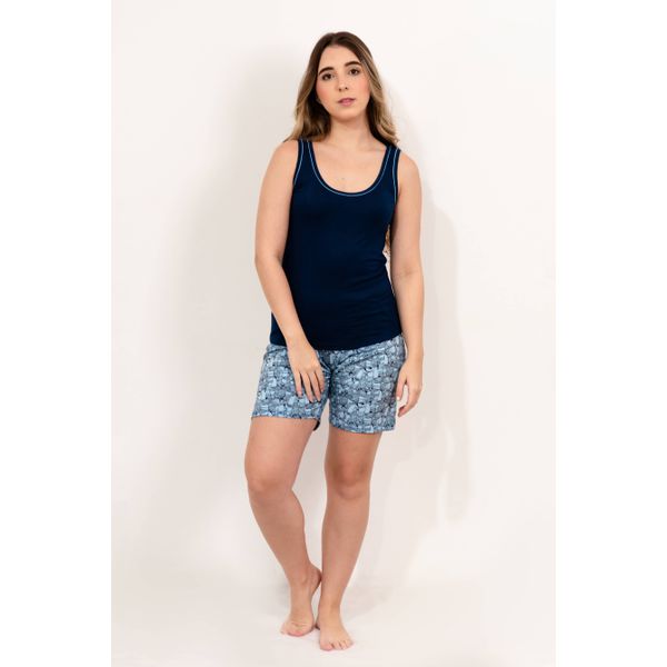 Pijama feminino regata e bermuda. Em tecido de Viscolycra: Blusa (95% viscose e 5% elastano), bermuda (97% viscose e 3% elastano). A estampa lisa em azul marinho e a bermuda estampada.