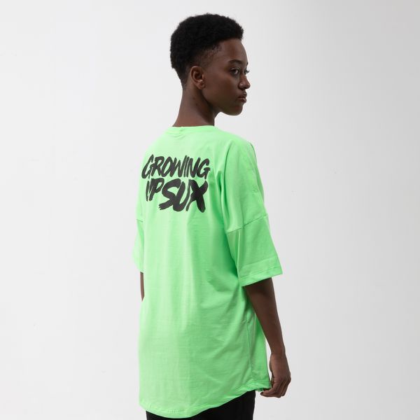 https://img.irroba.com.br/fit-in/600x600/filters:fill(fff):quality(80)/growingu/banners/roupas/camisetas-oversized-classics/verde/camiseta-oversized-sux-classics-verde-05.jpg