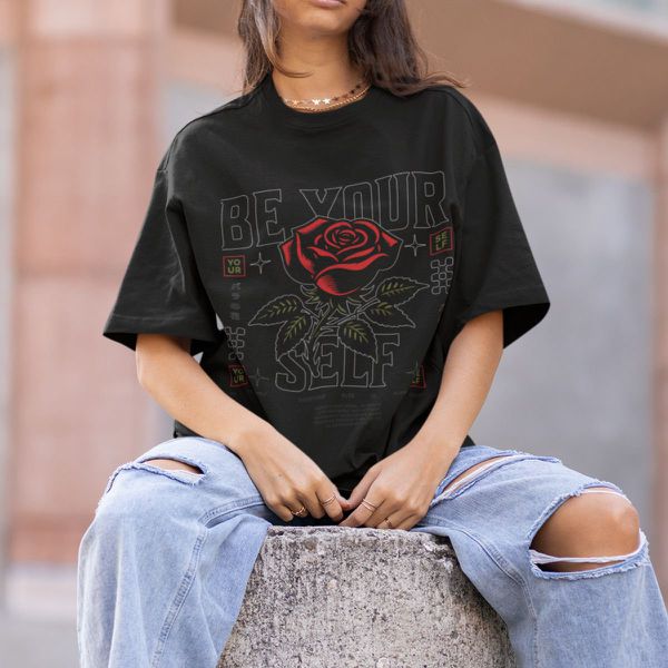 Camiseta Básica Unissex Flor Rosa Be Yourself 100% Algodão Premium - Preto