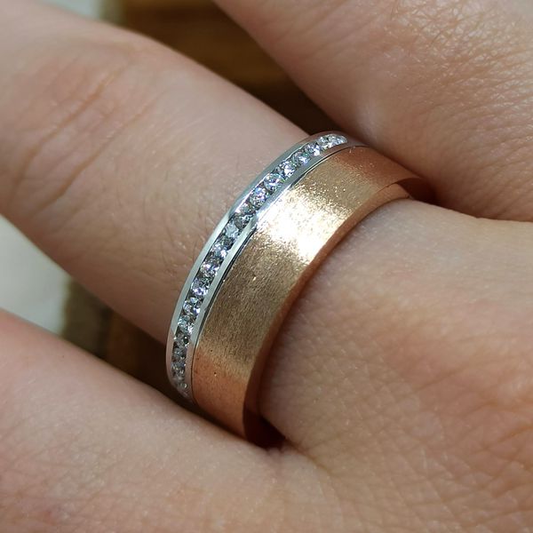 Alianças Duo Radiante Bodas em Ouro 18k com Lateral Cravejada