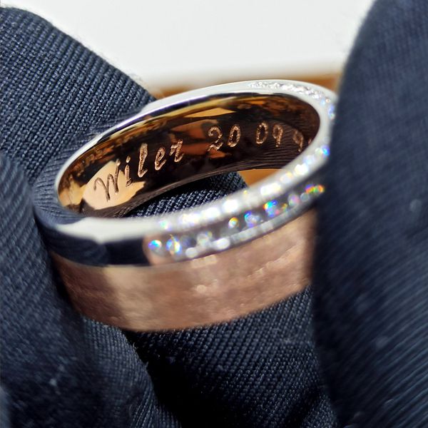 Alianças Duo Radiante Bodas em Ouro 18k com Lateral Cravejada