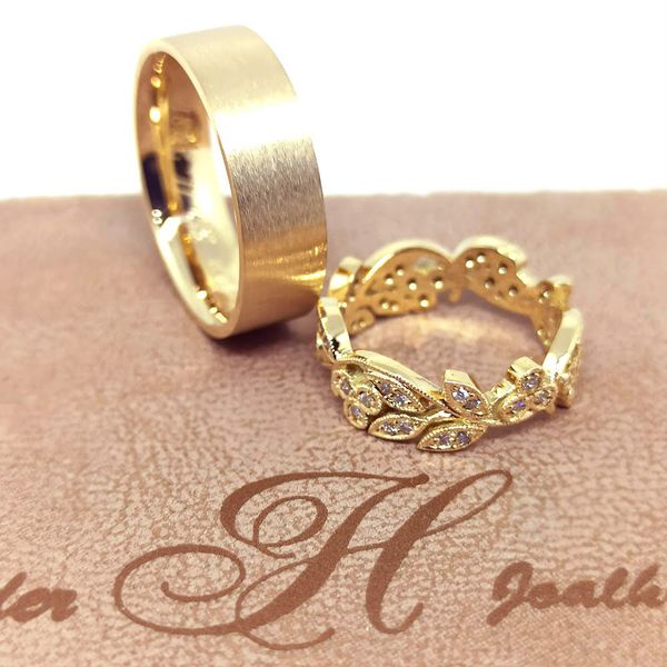 Alianças de Casamento Folhas Esculpidas Ouro 18k 35 Diamantes 